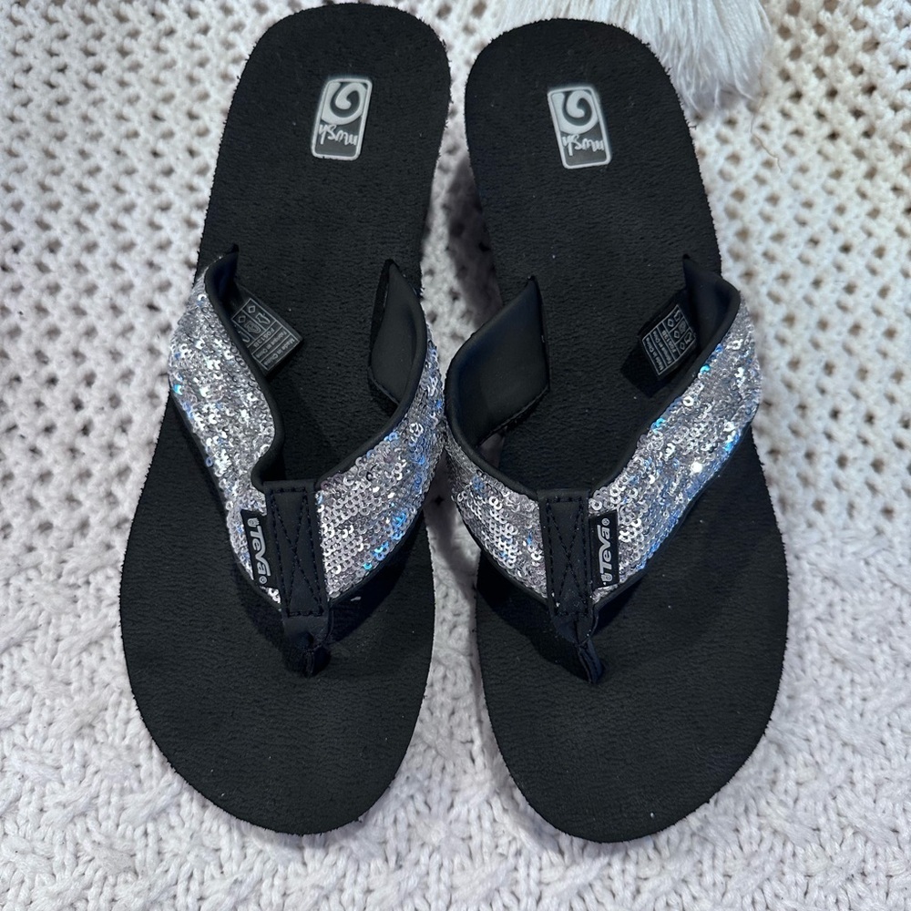 TEVA WOMENS SIZE 11 Black and Silver Sequin Flip Flops
